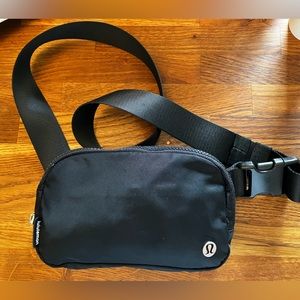 Lululemon sling Fanny pack small black